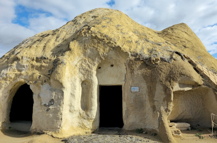 Göreme Açık Hava Müzesi’nde yer alan Azize Barbara Şapeli’nin kaya oyma giriş cephesi, yuvarlak hatlı doğal tepe yapısının içine yerleştirilmiş.